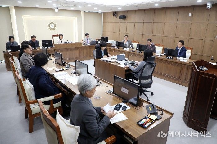 수원특례시의회 기획경제위원회가 제400회 임시회에서 조례안 등 주요 안건을 심사하고 있다.