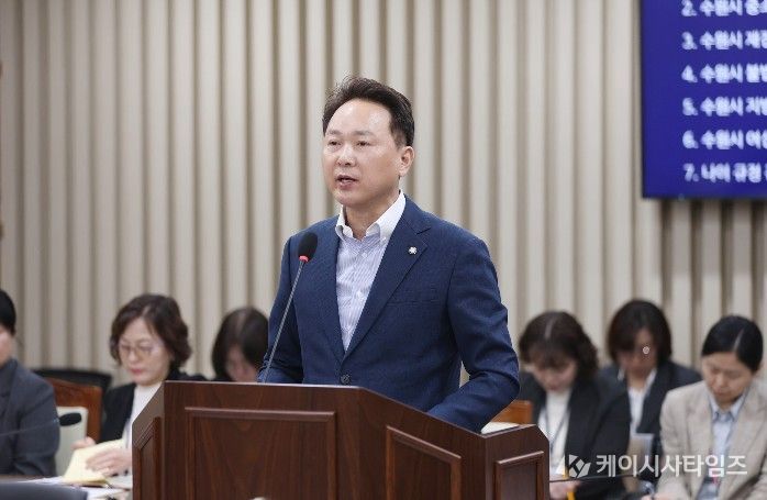 강영우 의원(더불어민주당, 영화·조원1·연무)이 제400회 임시회 기획경제위원회에서 조례안에 대해 설명하고 있다