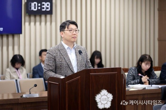 홍종철 의원(국민의힘, 광교1·2)이 제400회 임시회 기획경제위원회에서 조례안에 대해 설명하고 있다.