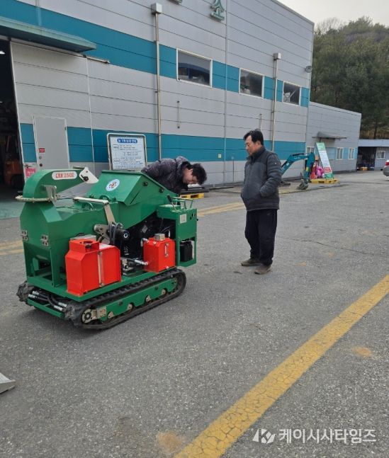 농기계임대사업소 직원들이 주말에도 농민들에게 농기계 임대를 하고 있다.