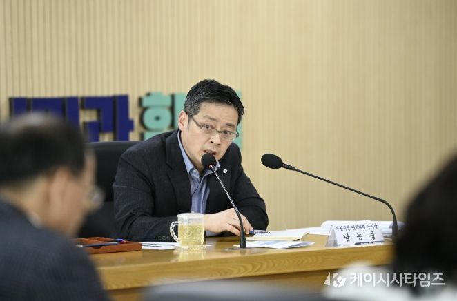 남동경 권한대행은 4월 2일 전환 첫날 긴급 간부회의를 열었다.