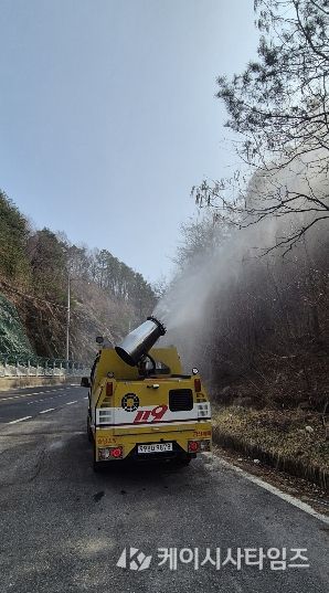 충청남도 금산소방서에서 보유한 제독차를 활용하여 산불취약지역에 대한 예비주수를 실시하고 있다