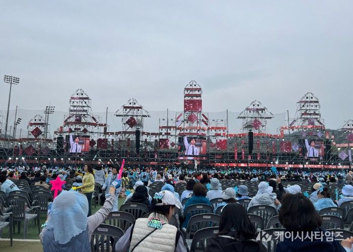 체리블라썸뮤직페스티벌,‘트롯데이’공연으로 첫날 화려한 시작
