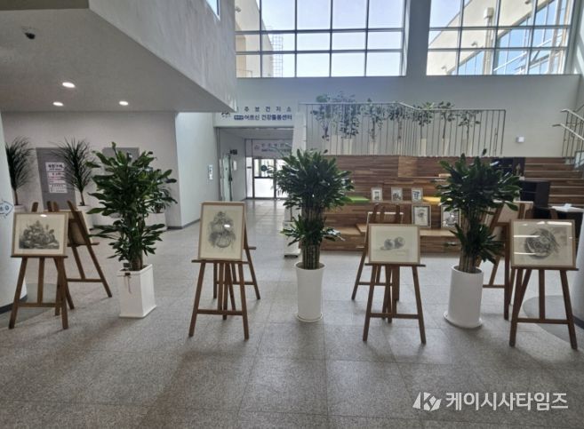 인주면 행정복지센터 1층에 전시된 제1기 어반스케치 수강생 작품들