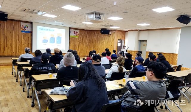 지난 3일, 의료원에서 청양군 지역자활센터 직원을 대상으로 생명지키이 양성교육을 진행하고 있다.