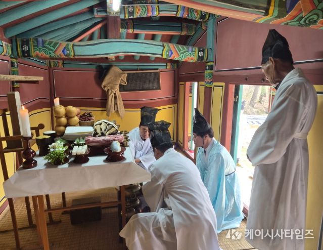 지난 3일, 유의각에서 박신용 장군 추모 제향을 진행하고 있다.