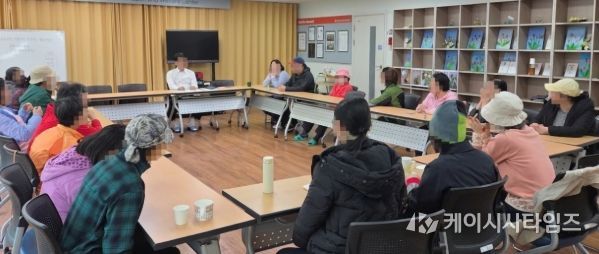 밀양시정신건강복지센터 프로그램실에서 주간 재활프로그램이 진행되고 있다.