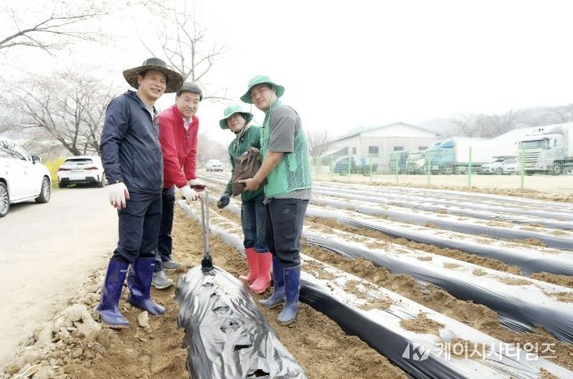 광주시 오포2동, 공동체 텃밭서 ‘사랑의 감자 심기’ 추진