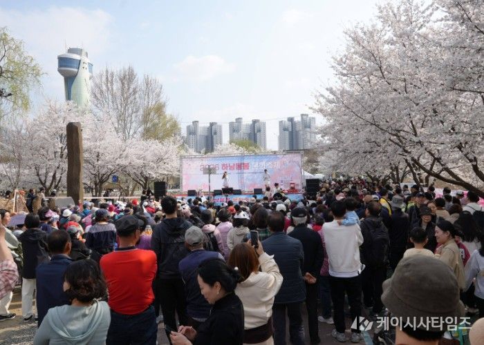 지난 4월 4일 당정뜰에서 열린 2026 하남봄봄 문화축제에 방문한 시민들이 공연을 즐기고 있다.
