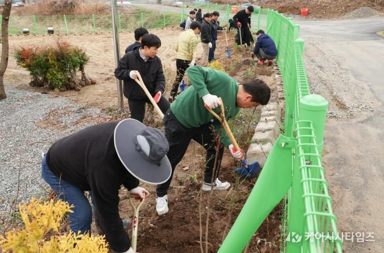 식목행사 운영사진(나무심고 있는 직원들)