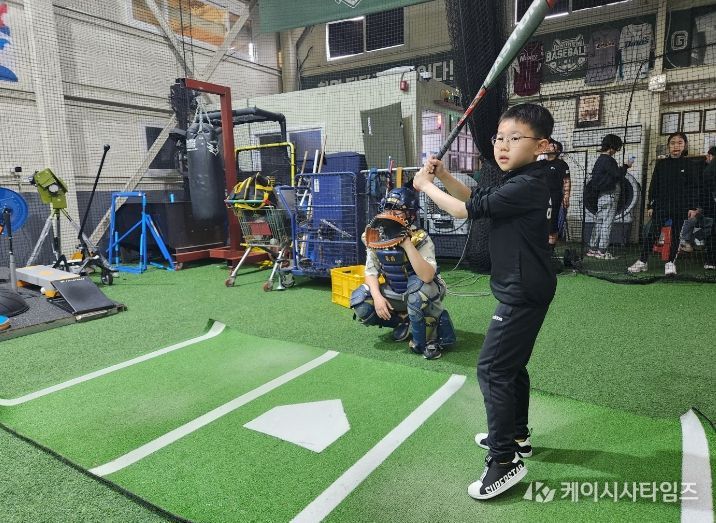 달성군청소년문화의집 체육동아리 운영(지난 4일 진행된 첫 활동 현장. 참여 학생들이 야구 전문 훈련장에서 캐칭 및 타격 연습에 매진 중인 모습.)