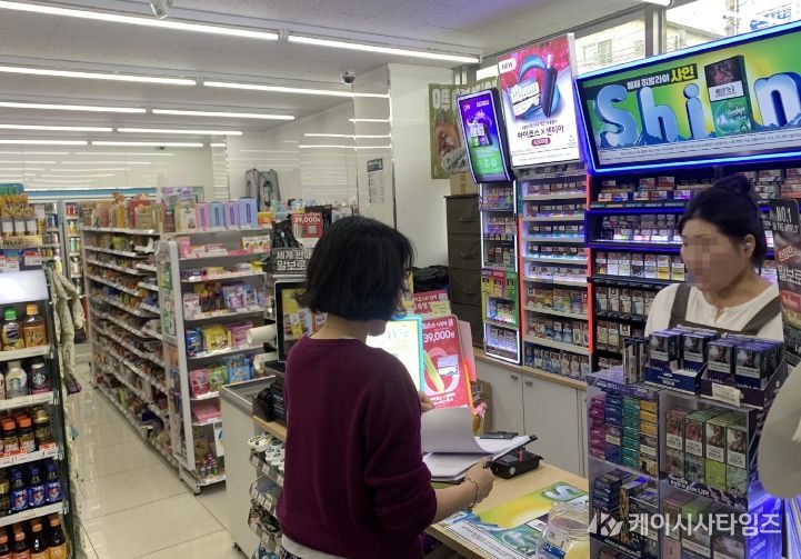 고흥군, 종량제봉투 선제적 대응으로 122만 매 추가 제작 배부 (1) - 종량제봉투 판매소를 방문해 판매가격 표시 및 준수 여부를 확인하고, 사재기 및 부당 판매 행위가 없는지 점검하고 있다.