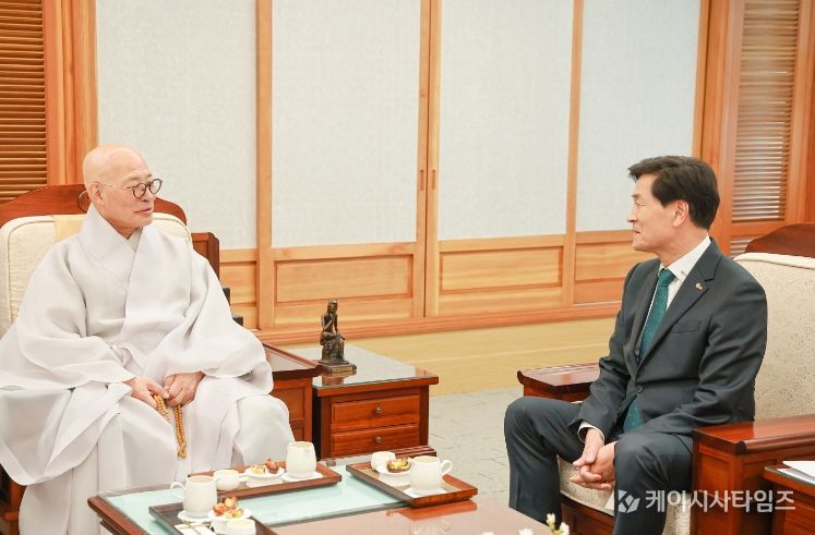 안병구 밀양시장이 조계종을 방문해 사명대사 선양사업에 논의하고 있다.