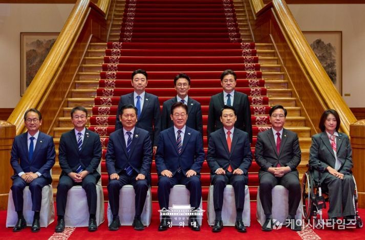 이재명 대통령이 4월 7일 청와대에서 여·야·정 민생경제 협의체 회담에 앞서 참석자들과 기념촬영하고 있다.
<p> </p>
<p>(청와대)