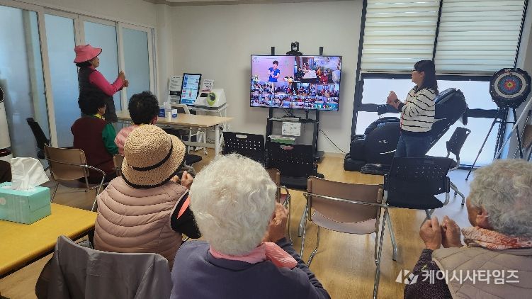 스마트경로당에서 양방향 화상 장비를 활용해 체조교실을 운영하고 있다.