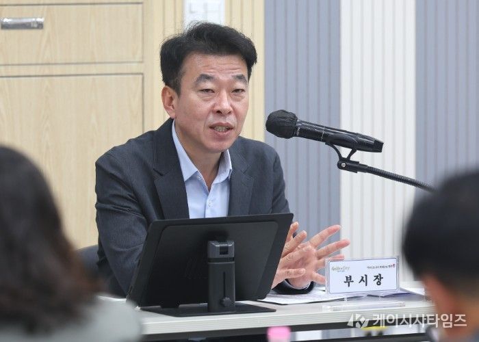 최혁준 경주시장 권한대행이 8일 시청 대회의실에서 열린 ‘4월 읍면동장 회의’를 주재하며 발언하고 있다.