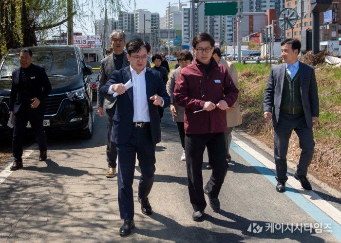 김병수 김포시장이 7일 고다니 유수지, 한강중앙공원, 김포대로 미세먼지 저감숲 조성 대상지 등 주요 사업 현장을 방문해 진행 상황을 점검하고 시민 중심의 공간 조성 방안을 모색하고 있다.