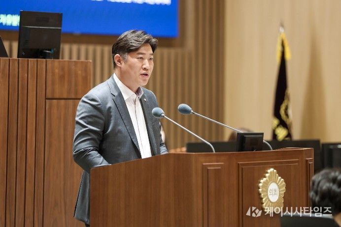 김동은 수원특례시의회 의원이 제400회 임시회 제2차 본회의에서 5분 자유발언을 하고 있다.