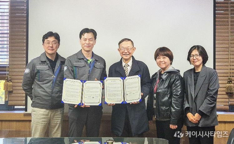 안광호 한솔제지 대전공장 공장장(사진 왼쪽 두 번째)과 유제춘 대덕구정신건강복지센터 센터장(사진 왼쪽 세 번째) 및 관계자들이 근로자 건강증진 및 심리 지원을 위해 업무협약을 체결한 후 기념 촬영을 하고 있다.