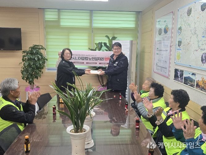 우리동네 페트병 자원순환지킴이 사업단 어르신 수익금 기부 기념사진