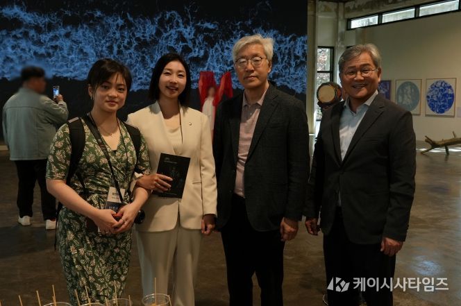 (좌측부터) 박정은 청년작가, 정초립 의원, 탁무권 더숲 대표이사, 서강석 강북문화재단 대표이사