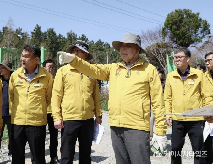 지난 16일 현장에서 점검중인 점검단 모습.